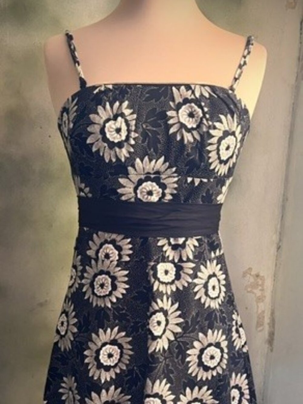 White House Black Market Size 2 Black White Floral Sundress Cotton Fit & Flare